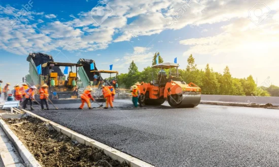 137225423-il-cantiere-sta-posando-nuova-pavimentazione-stradale-asfaltata-lavoratori-edili-stradali-e-scena-di